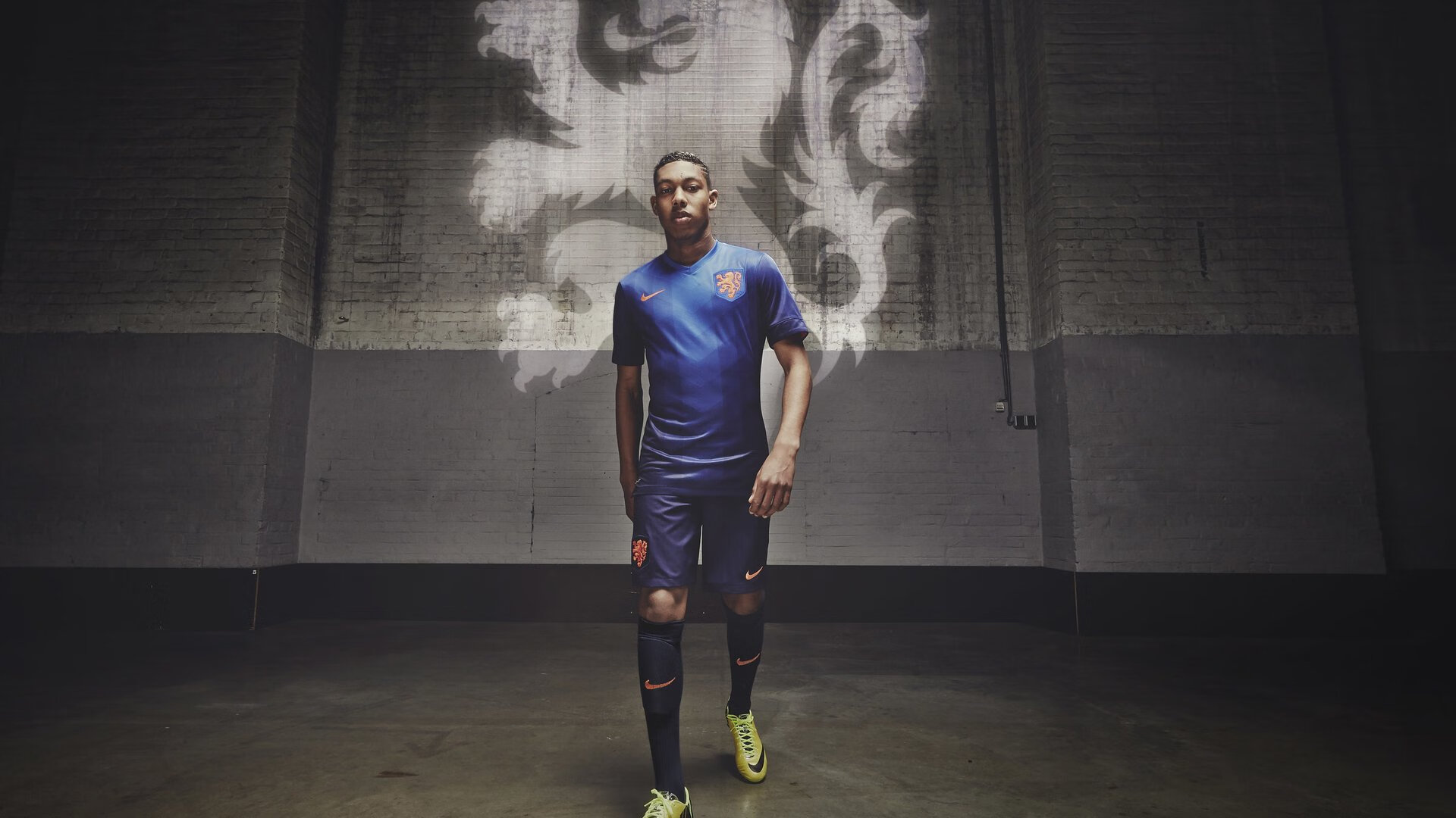 《电竞赛事现场:激烈对抗引爆全场》,电竞比赛场景