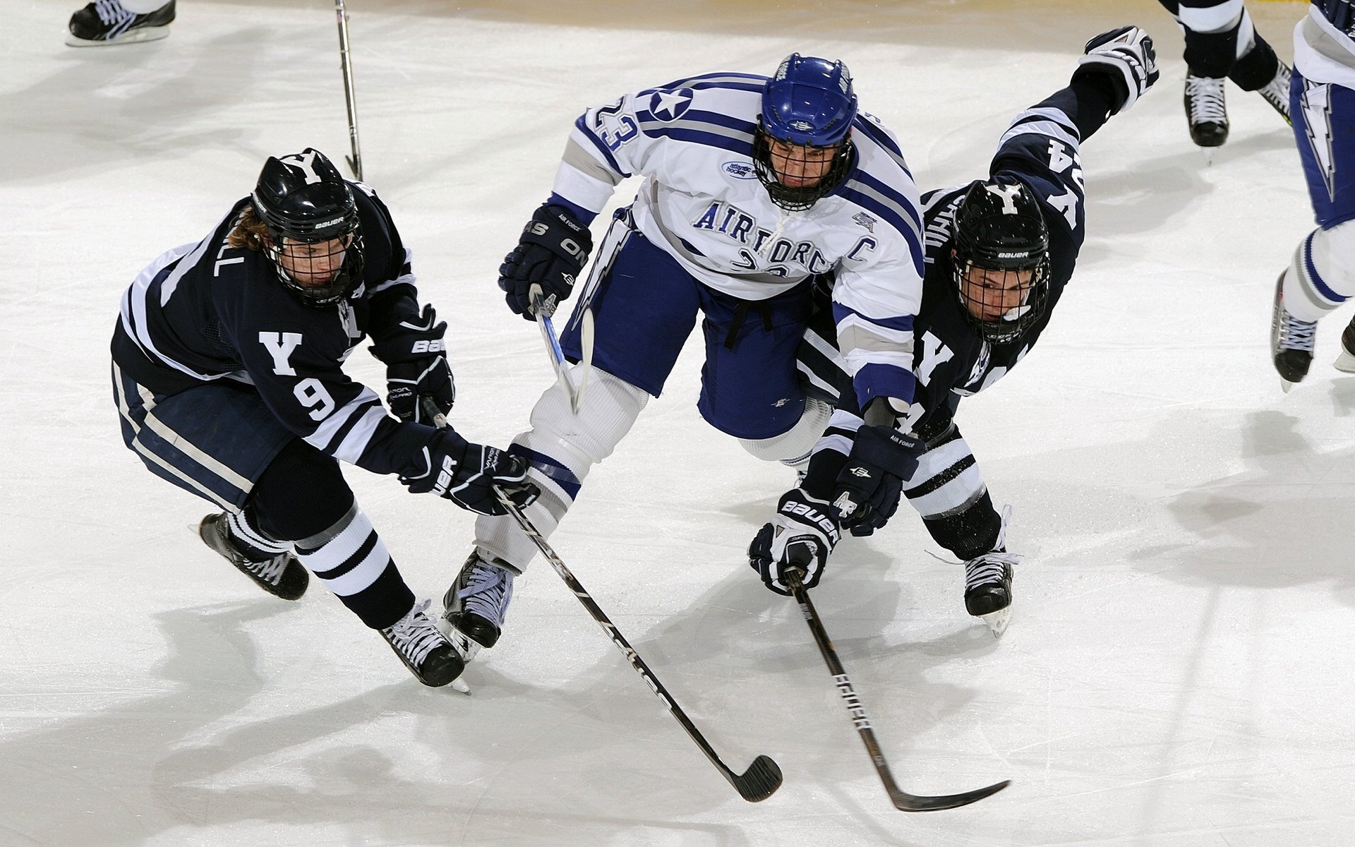 C罗带伤坚持比赛展现队长担当，c罗受的伤