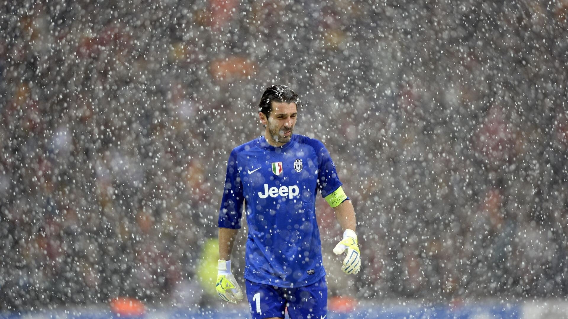 九游游戏中心官网-隆戈：新西兰橄榄球的传奇，重塑边锋角色的先驱，隆多橄榄球